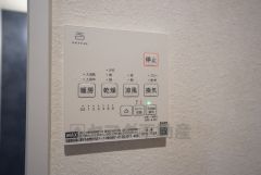 雨の日の洗濯も安心できる浴室暖房乾燥機付き浴室。リモコンで操作もボタン1つで簡単。 浴室暖房乾燥機には、暖房、乾燥、涼風、換気の4つの機能が付いています。タイマー付きです。
