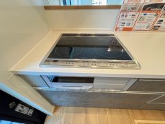 お手入れのしやすいIHクッキングヒーターです。3口コンロなので、効率よくお料理が楽しめます。毎日のお料理も楽しくなりますね＾＾