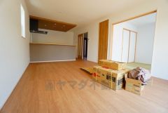 対面式キッチンを中心としたリビングダイニングで家族の会話が弾みそうです。