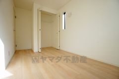 同仕様写真。明るい洋室です。ナチュラル色のフローリングで開放的な優しい雰囲気になっています＾＾ベッドや机、ＴＶを置いてもゆとりのある広さです。