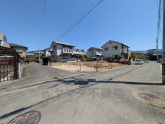 角地＾＾前面道路。西側約5.0ｍ、南側約6.0ｍ公道。 車通りが少なく、小さなお子様がいる方も安心安全です＾＾