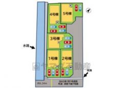 1号棟。前面道路は広々6.34ｍ。 停めやすい並列駐車3台。 車の離合もスムーズです＾＾