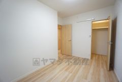 住む人のこだわりを活かす洋室＾＾日当たりがよく、寝室としての利用もおすすめ。広めのクローゼットもあり荷物もすっきり片付けれ、ゆとりのある暮らしが出来ます＾＾