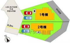 1号棟。カースペースは停めやすい並列2台付き。