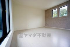 住む人のこだわりを活かす洋室＾＾日当たりがよく、寝室としての利用もおすすめ。広めのクローゼットもあり荷物もすっきり片付けれ、ゆとりのある暮らしが出来ます＾＾