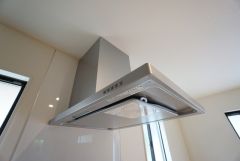 調理により発生する油煙や臭いを吸い込み、屋外へ排気してくれます。