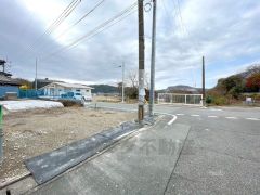 前面道路は、公道北側約6.37ｍ。幅広いため車の離合や駐車がスムーズです＾＾ 角地で陽当り・風通し良好です＾＾