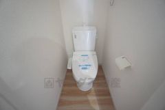 温水洗浄機付トイレです。節水機能もあるので、安心して使えますね。もちろん、1階2階の2ヶ所にトイレがあるので、忙しい朝にもゆとりができますね。