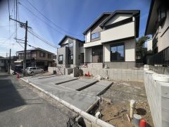 前面道路は公道西側約3.7ｍ、公道南側約4ｍ。