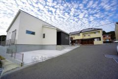 前面道路は公道北側約8.1ｍ、公道東側約5ｍ。