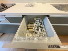 家事の時間が短縮できる食器洗浄乾燥機付。後片付けもラクラクです。 食器を洗う手間が減るので家族とのコミュニケーションの時間や自分の時間が増えますね。