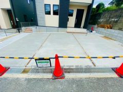 カースペースは停めやすい並列駐車3台付き。 ご夫婦で一台づつ所有できます。