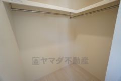 収納力豊富なウォークインクローゼット付き。洋服や小物などを1箇所にまとめて美しい収納を実現します。
