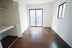 全居室にはたっぷり収納できる大型クローゼットを設置しています。窓には断熱性・保温性にすぐれ、省エネ効果のあるペアガラスを採用。冬には結露を防止します。