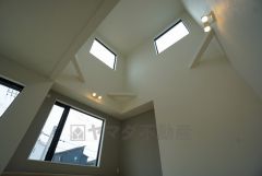 同仕様写真。ダイニング上部が吹き抜けになっております。上下の空間が繋がってるので、ご家族の気配を感じられます＾＾