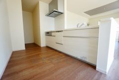 同仕様写真。対面式カウンターキッチンでお子様の様子が見守れます。カウンタートップは耐熱性に優れており、日ごろのお掃除もふき取るだけでＯＫ。ステンレスシンクも簡単にお掃除できますよ。