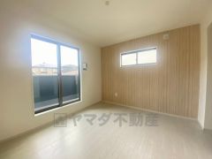デザインクロスが2階洋室の雰囲気を上品に仕上げています。いつもと違う雰囲気のお部屋をお楽しみください。