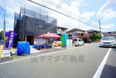 前面道路は広々6.5ｍと駐車がスムーズにできます＾＾
