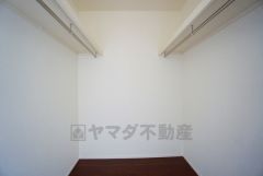 収納力豊富なウォークインクローゼット付き。洋服や小物などを1箇所にまとめて美しい収納を実現します。
