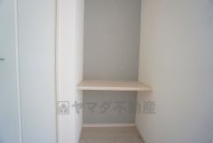 対面キッチン横にあるスタディーコーナー。キッチンからお子様のお勉強にも目が届きます。 勉強やその他の作業もはかどりそうですね。