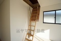 同仕様写真。趣味の道具や居室に入りきらなかった生活用品などを収納できるスペースです＾＾