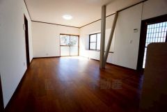 大きな窓のあるリビングは、陽光あふれる明るい空間です。居心地良く、ご家族皆がゆったり寛げる憩いの空間となりそうです。