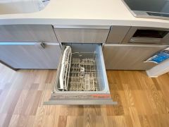食事の後の手間を解消する食器洗い乾燥機を標準装備。手洗いよりも断然節約でき、節水で自然にもやさしいです。