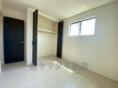 木目調のシンプルデザインで落ち着きと安らぎの空間に仕上げています。各部屋に収納が完備されているので、お荷物が多くなっても安心の設計です。