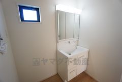 同仕様写真。三面鏡つき洗面台。収納も一体型になっているので、ドライヤーやヘアアイロンの置き場に困りませんね。