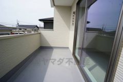 お洗濯物を干すスペースとしても十分な広さがあります。  お天気の良い日はお洗濯物がよく乾きそうな日当たり良好のバルコニーです＾＾