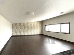 ロフト。デザインクロスが2階洋室の雰囲気を上品に仕上げています。いつもと違う雰囲気のお部屋をお楽しみください。