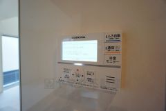 キッチン横からお湯張り、追い炊き、足し湯がボタン一つで楽々操作できる給湯機リモコンです＾＾忙しい夕飯の準備の時間帯に重宝しますね。