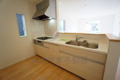 対面式カウンターキッチンでお子様の様子が見守れます。カウンタートップは耐熱性に優れており、日ごろのお掃除もふき取るだけでＯＫ。ステンレスシンクも簡単にお掃除できますよ。