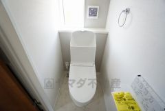 ウォシュレット付トイレです。節水機能もあるので、安心して使えますね。もちろん、1階2階の2ヶ所にトイレがあるので、忙しい朝にもゆとりができますね。