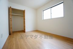 同仕様写真。木目調のシンプルデザインで落ち着きと安らぎの空間に仕上げています。各部屋に収納が完備されているので、お荷物が多くなっても安心の設計です。