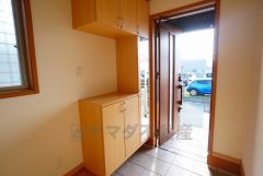 たっぷり収納できるシューズボックスです。家族全員の靴がきれいに整頓できます。棚の上にお花や写真を飾っても良いですね。