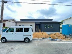 駐車スペースはゆとりある3台分を確保。マイカー用に、お客さま用に、余裕を持ってご利用いただけます。