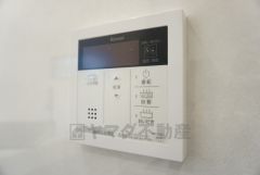 同仕様写真。おいだき機能つきなのでお風呂に入る時間が異なるご家庭には嬉しいですね。ボタン一つで快適で便利な生活が＾＾