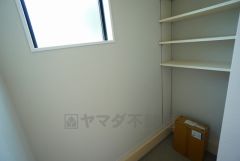 シューズインクローゼットも完備されており、玄関収納も問題ありません。棚の上にお花など飾ってインテリアも楽しめますね。