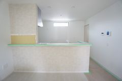 大きな窓のあるリビングは、陽光あふれる明るい空間です。居心地良く、ご家族皆がゆったり寛げる憩いの空間となりそうです。