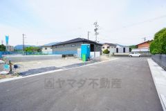 前面道路は6ｍ以上と駐車がスムーズにできます＾＾