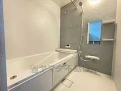 1日の疲れを癒すくつろぎのバスルーム。足を伸ばしてもゆったりと入れるサイズです。お子様と一緒にお風呂に入っても狭くないですね^^