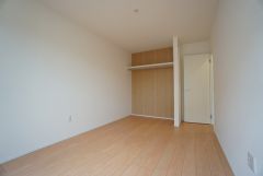 木目調のシンプルデザインで落ち着きと安らぎの空間に仕上げています。各部屋に収納が完備されているので、お荷物が多くなっても安心の設計です。