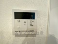 キッチン横からお湯張り、追い炊き、足し湯がボタン一つで楽々操作できる給湯機リモコンです＾＾忙しい夕飯の準備の時間帯に重宝しますね。