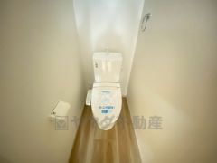 温水洗浄機付トイレです。節水機能もあるので、安心して使えますね。 2ヶ所にトイレがあるので、忙しい朝にもゆとりができますね。