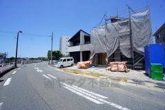 前面道路は8.1ｍ。 お車をスムーズにお停めできます＾＾ カースペースは全棟2台。イオン福岡まで車で約10分（3ｋｍ）ショッピングや映画鑑賞などで楽しめます＾＾