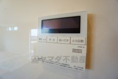 キッチン横からお湯張り、追い炊き、足し湯がボタン一つで楽々操作できる給湯機リモコンです＾＾忙しい夕飯の準備の時間帯に重宝しますね。