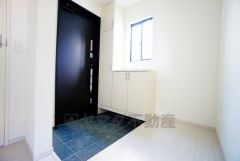 たっぷり収納できるシューズボックスです。家族全員の靴がきれいに整頓できます。棚の上にお花や写真を飾っても良いですね。