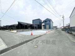前面道路は東側5.37ｍ、南側3.55ｍです。駐車もスムーズです＾＾ 角地で風通し、日当たり良好＾＾