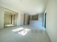 大きな窓のあるリビングは、陽光あふれる明るい空間です。居心地良く、ご家族皆がゆったり寛げる憩いの空間となりそうです。